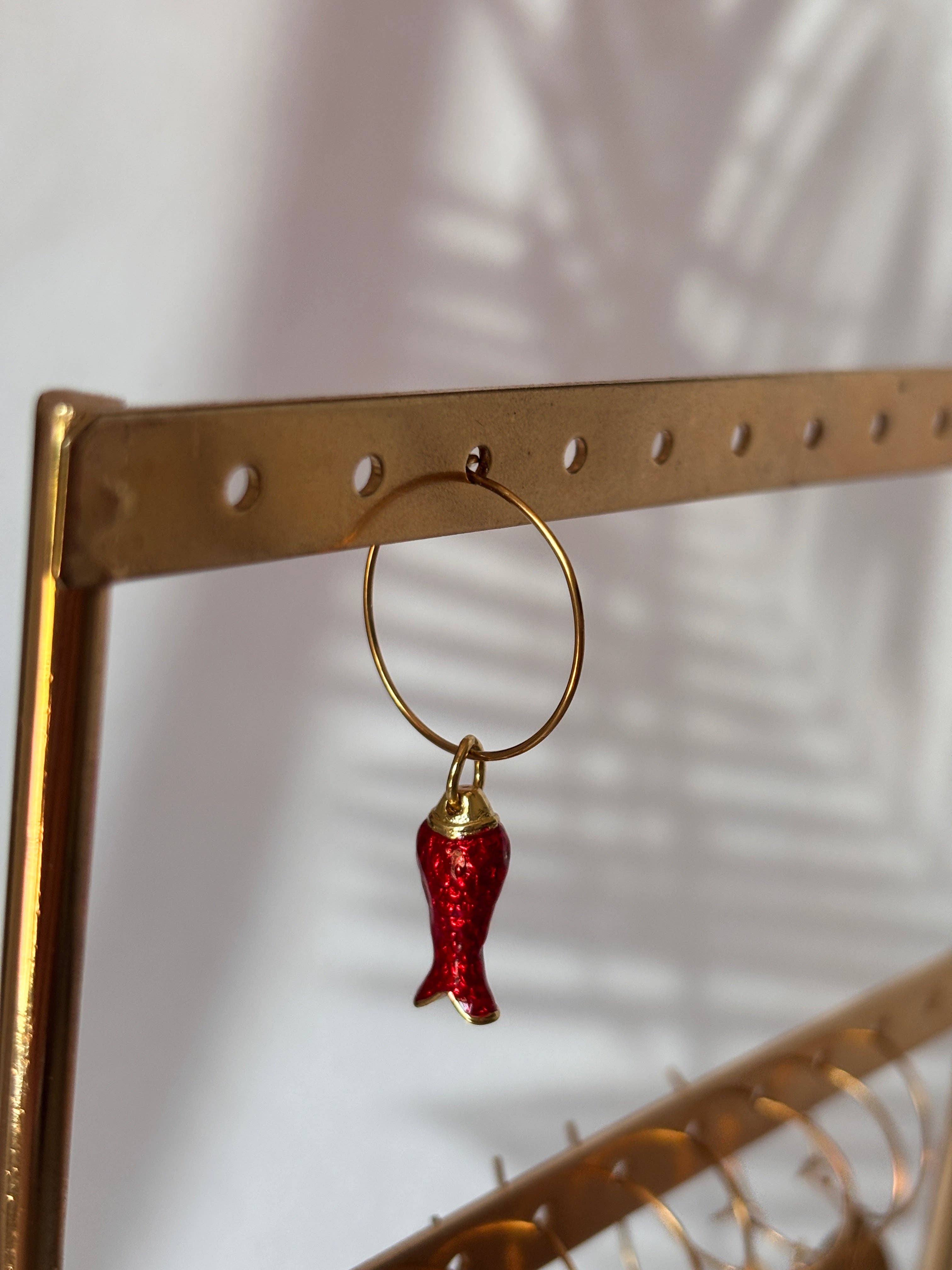 Mix and Match – Boucles d'oreilles simples avec pendentif: Poisson rouge - liberté