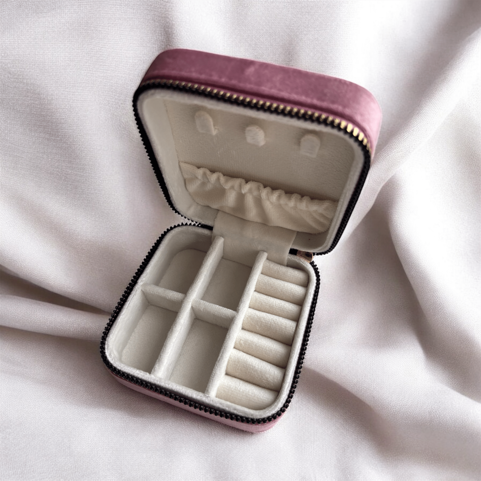 Velvet Heart - Boîte à bijoux de voyage en velours avec broche: Nero