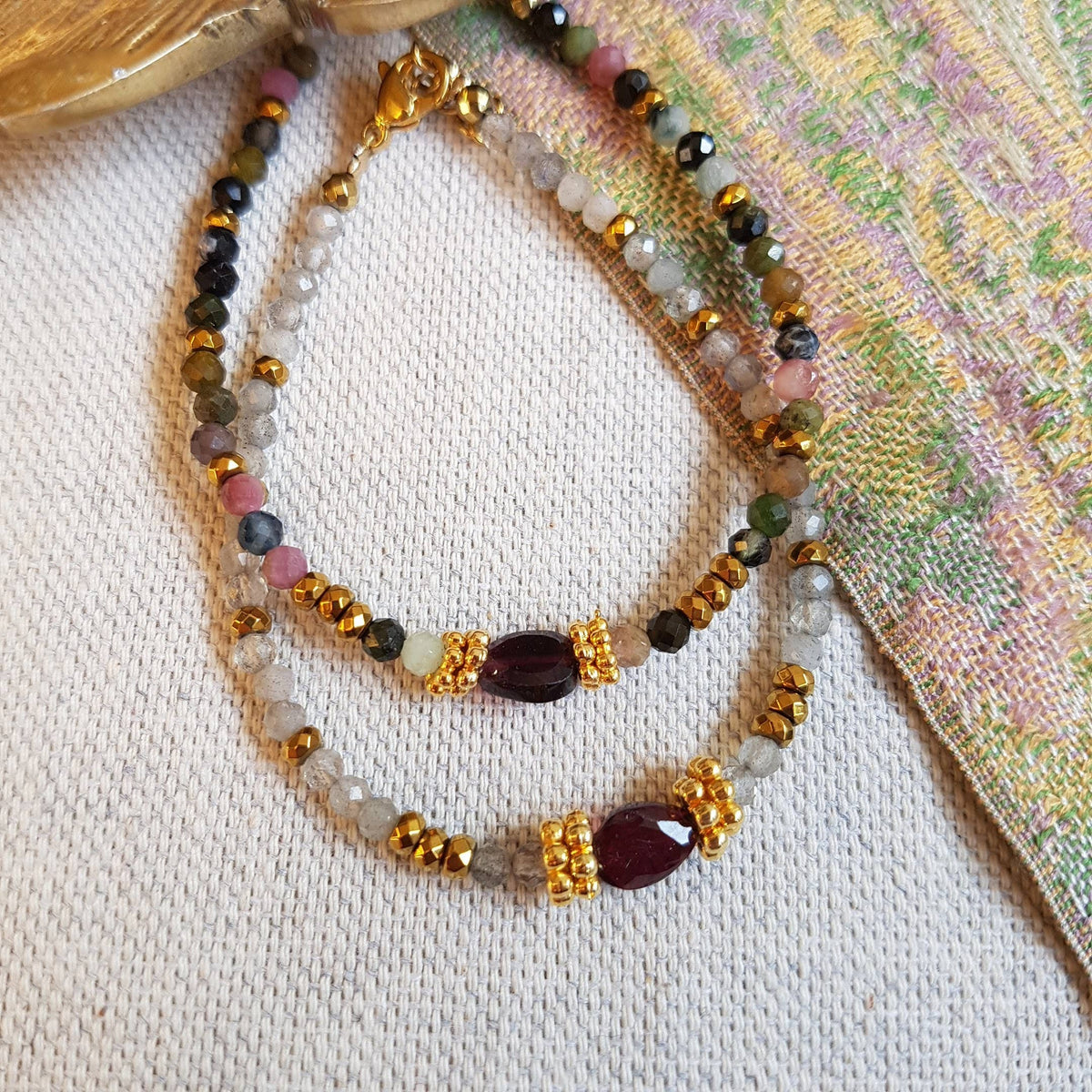 Bracelet Satya en labradorite ou tourmaline avec grenat, hématite et breloques dorées: Labradorite