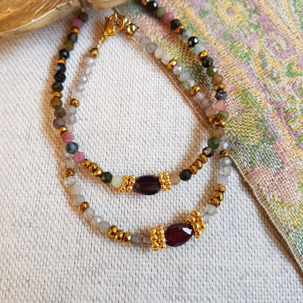Bracelet Satya en labradorite ou tourmaline avec grenat, hématite et breloques dorées: Labradorite