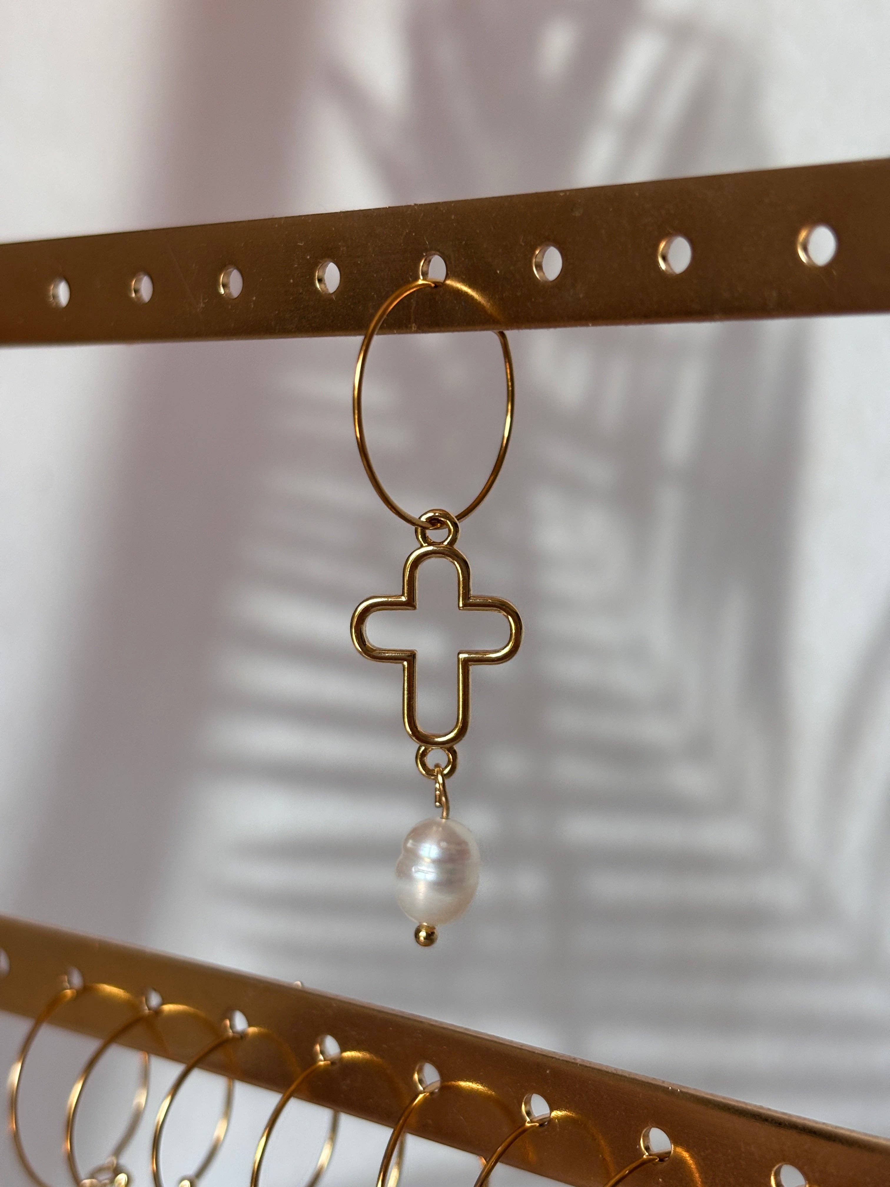 Mix and Match – Boucles d'oreilles simples avec pendentif: Croix avec perle-foi