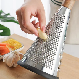 Râpe conique à fromage et légumes avec poignée en bois
