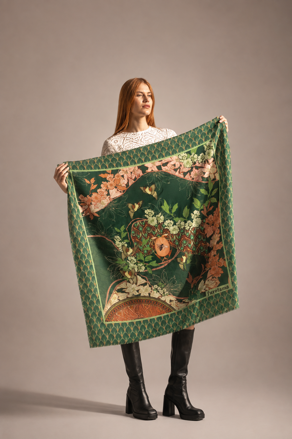 Foulard carré 90x90cm en cachemire imprimé LYS ÉMERAUDE
