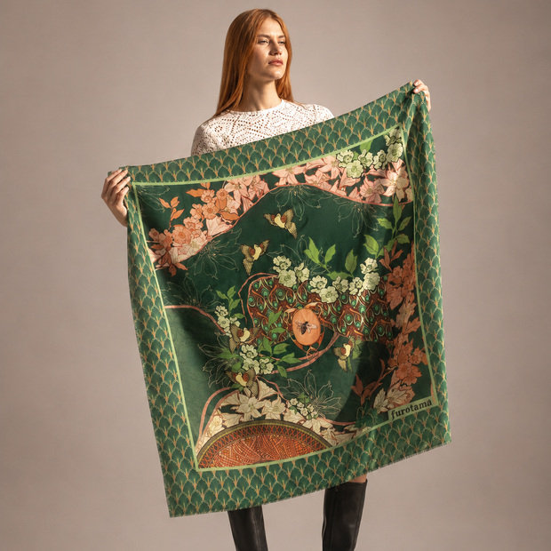 Foulard carré 90x90cm en cachemire imprimé LYS ÉMERAUDE