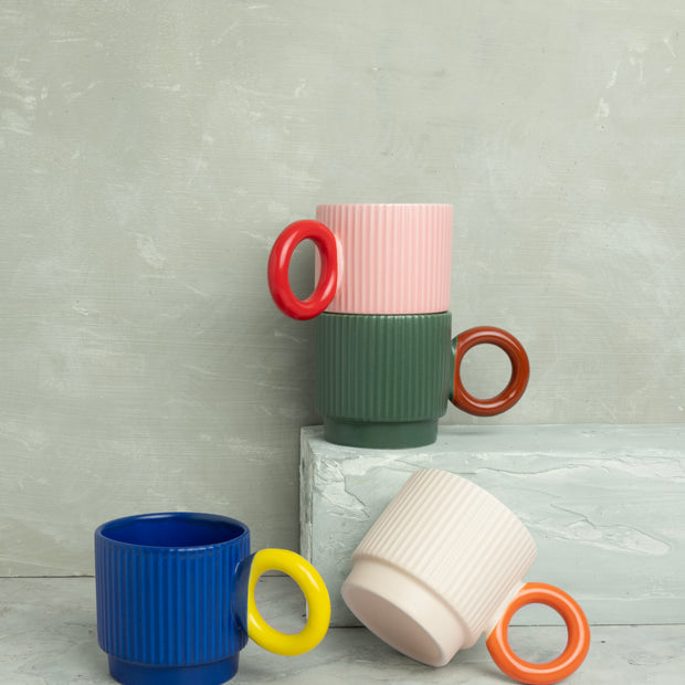 Mug bleu à anse jaune