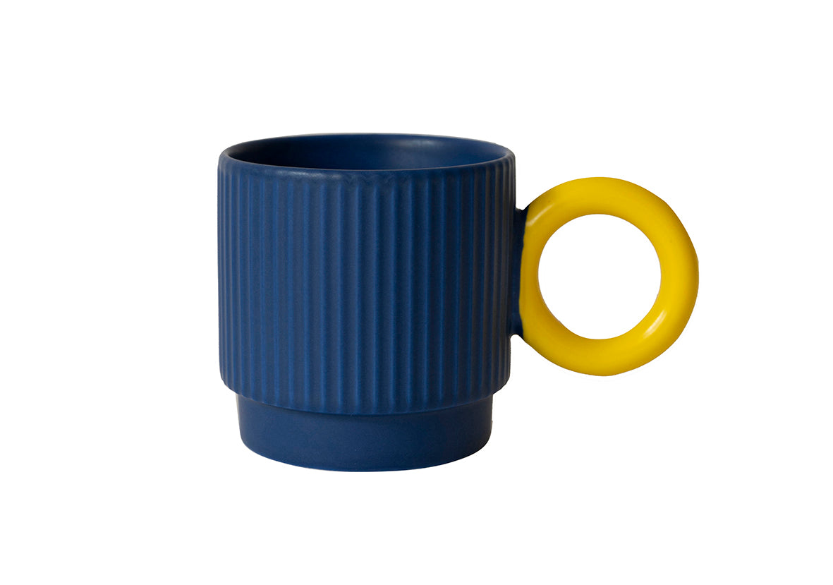 Mug bleu à anse jaune
