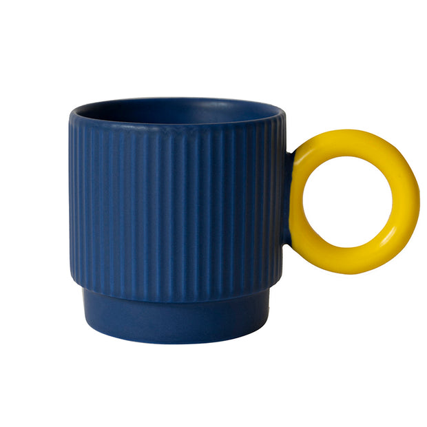 Mug bleu à anse jaune