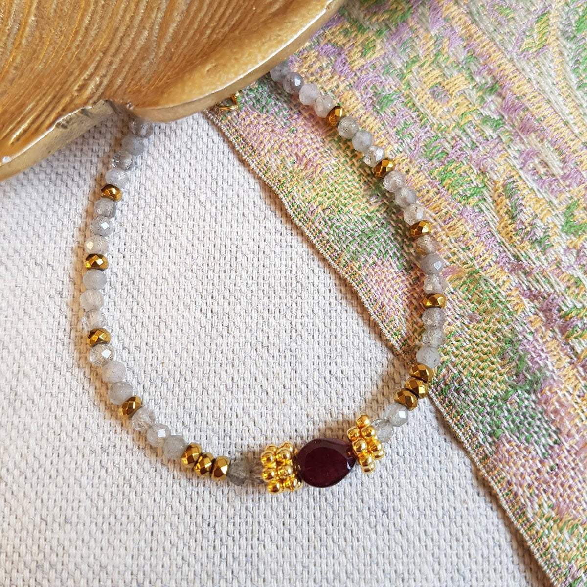 Bracelet Satya en labradorite ou tourmaline avec grenat, hématite et breloques dorées: Labradorite