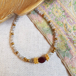 Bracelet Satya en labradorite ou tourmaline avec grenat, hématite et breloques dorées: Labradorite
