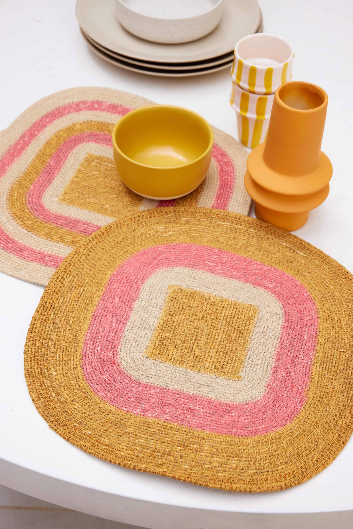 Set de table en raphia et rayures bohèmes Mada Corail