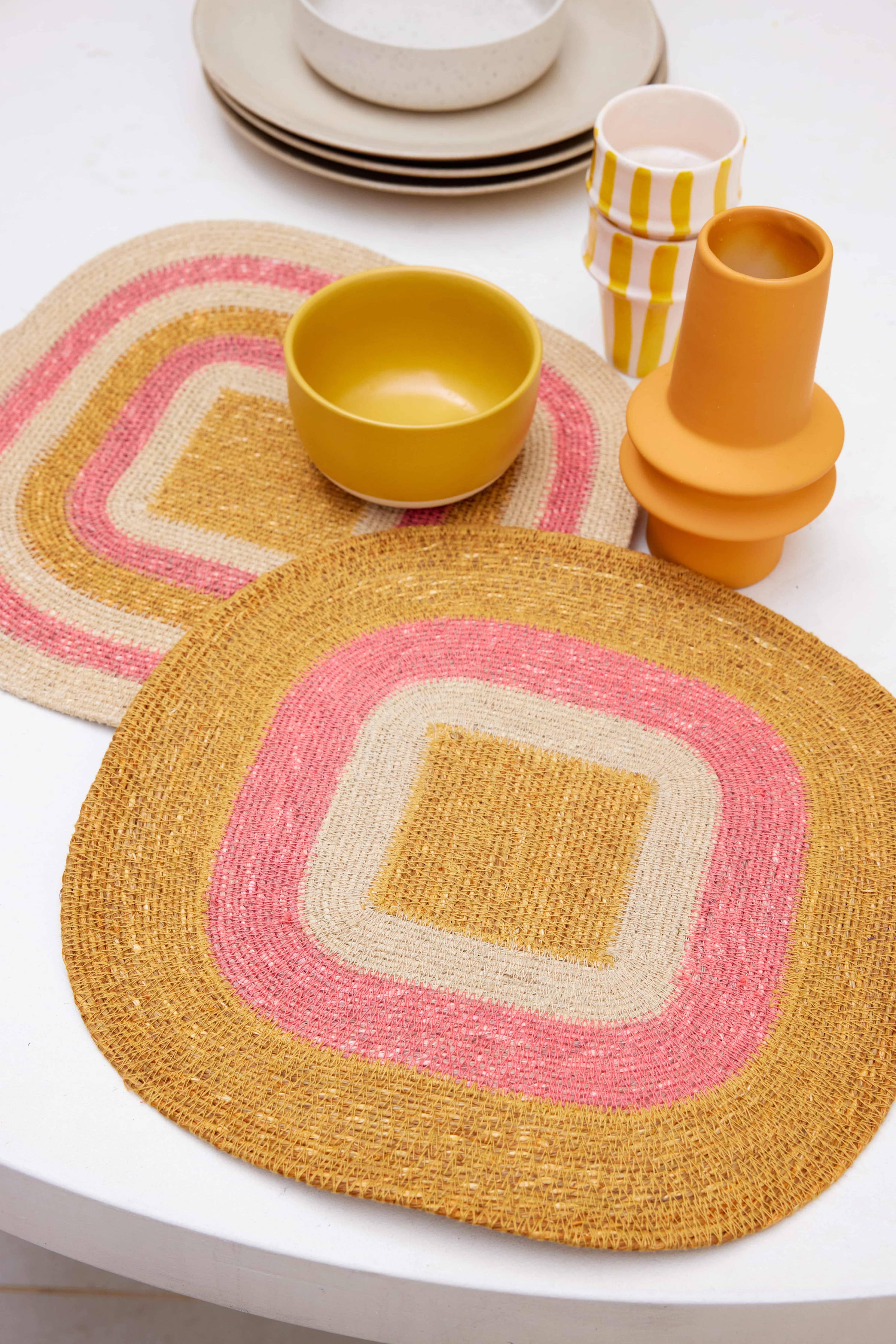 Set de table en raphia et rayures bohèmes Mada Corail