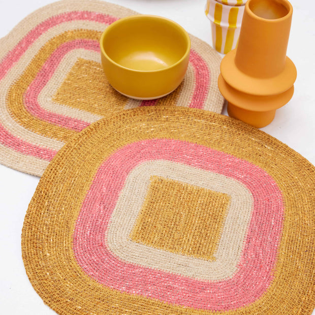 Set de table en raphia et rayures bohèmes Mada Corail