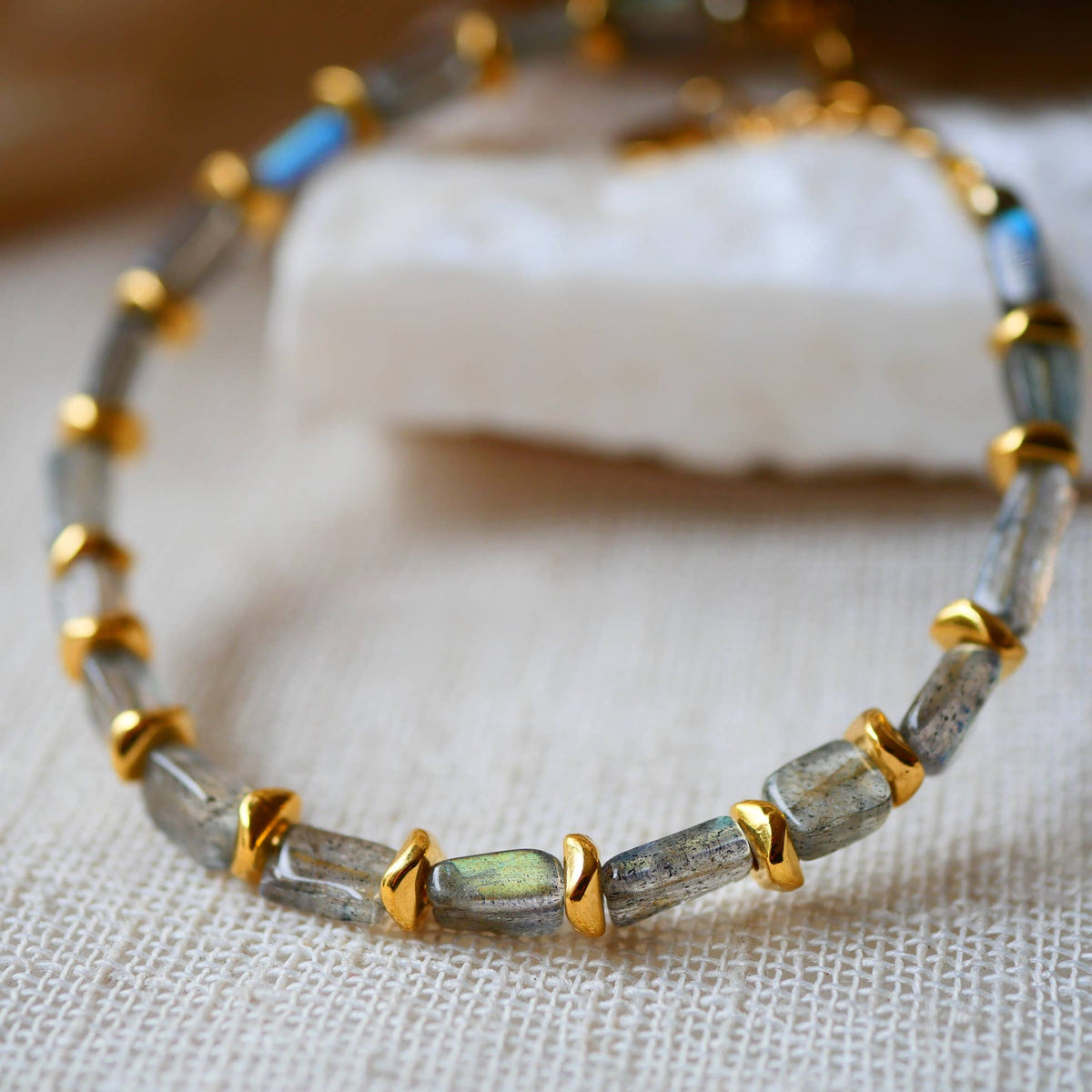 Bracelet en acier inoxydable avec labradorites et breloques dorées - Maelis