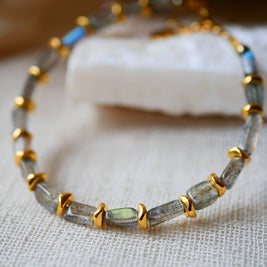 Bracelet en acier inoxydable avec labradorites et breloques dorées - Maelis