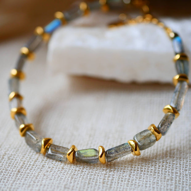 Bracelet en acier inoxydable avec labradorites et breloques dorées - Maelis