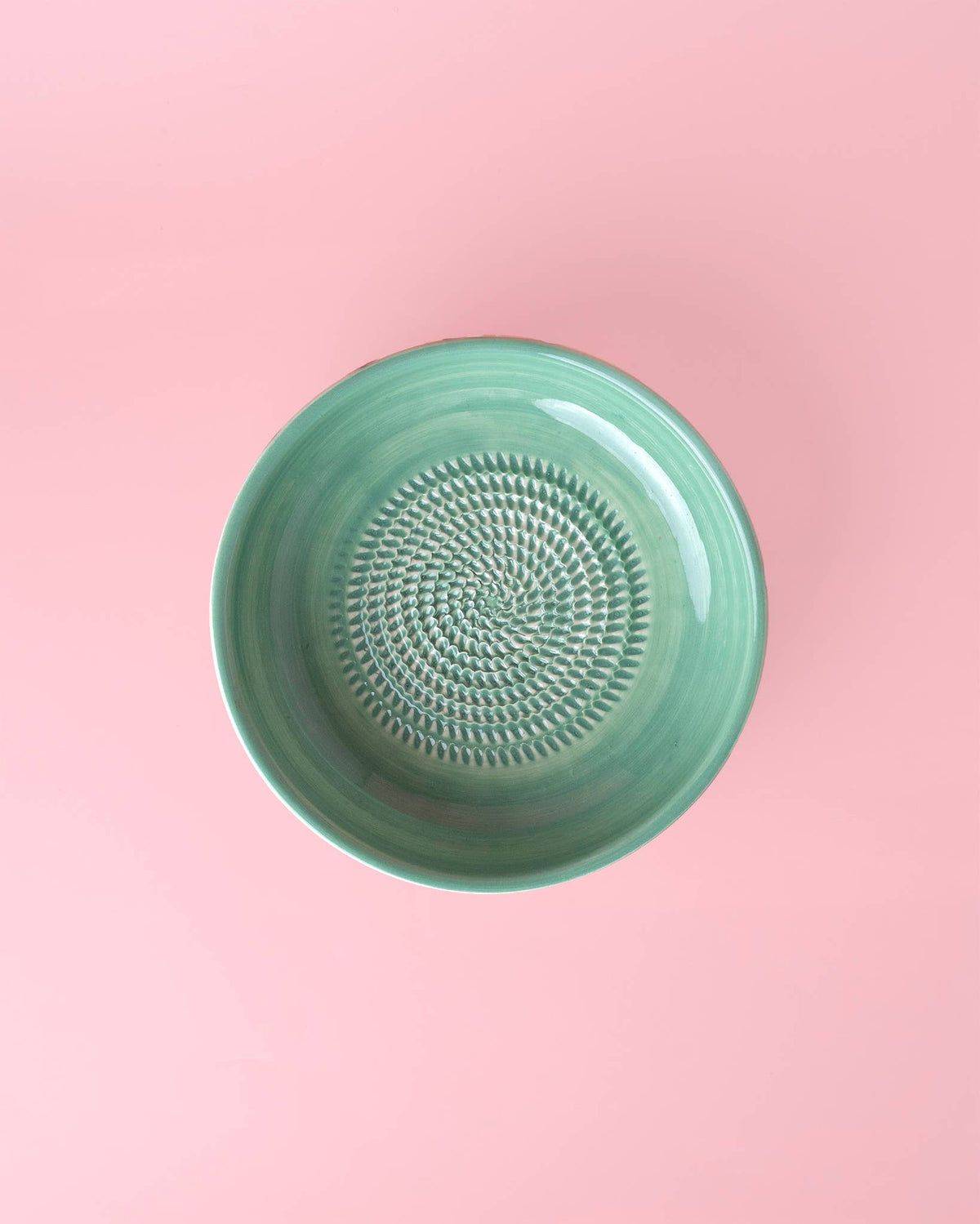 Grande assiette râpeuse en céramique artisanale - Esmeralda: CON PACKAGING
