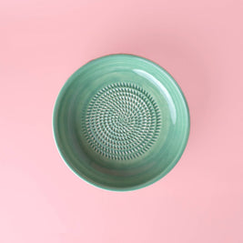 Grande assiette râpeuse en céramique artisanale - Esmeralda: CON PACKAGING