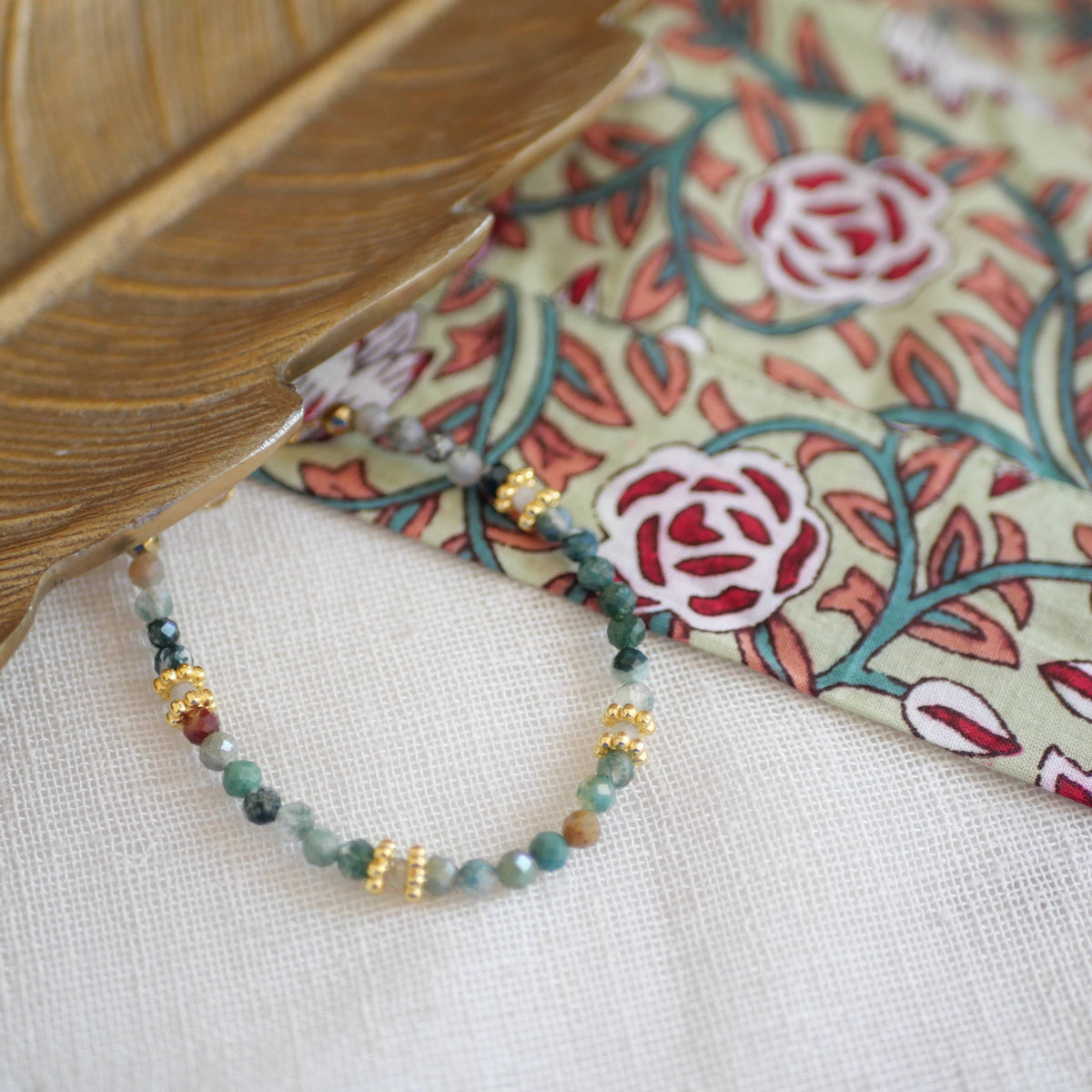 Bracelet Paola en agate indienne avec charms en labradorite dorée à l’or fin