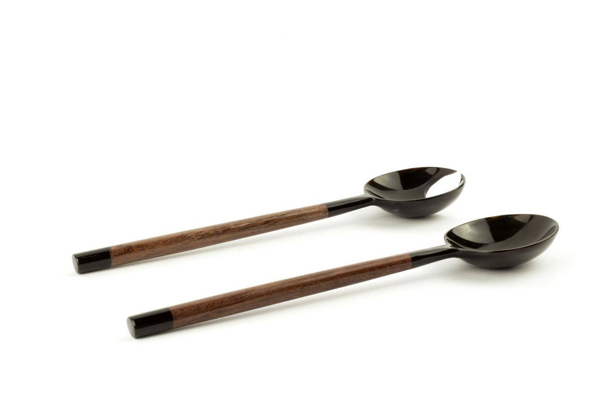 Couverts ronds en forme de griffe de crabe en corne noire et bois