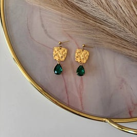 BO Martelée avec cristal vert