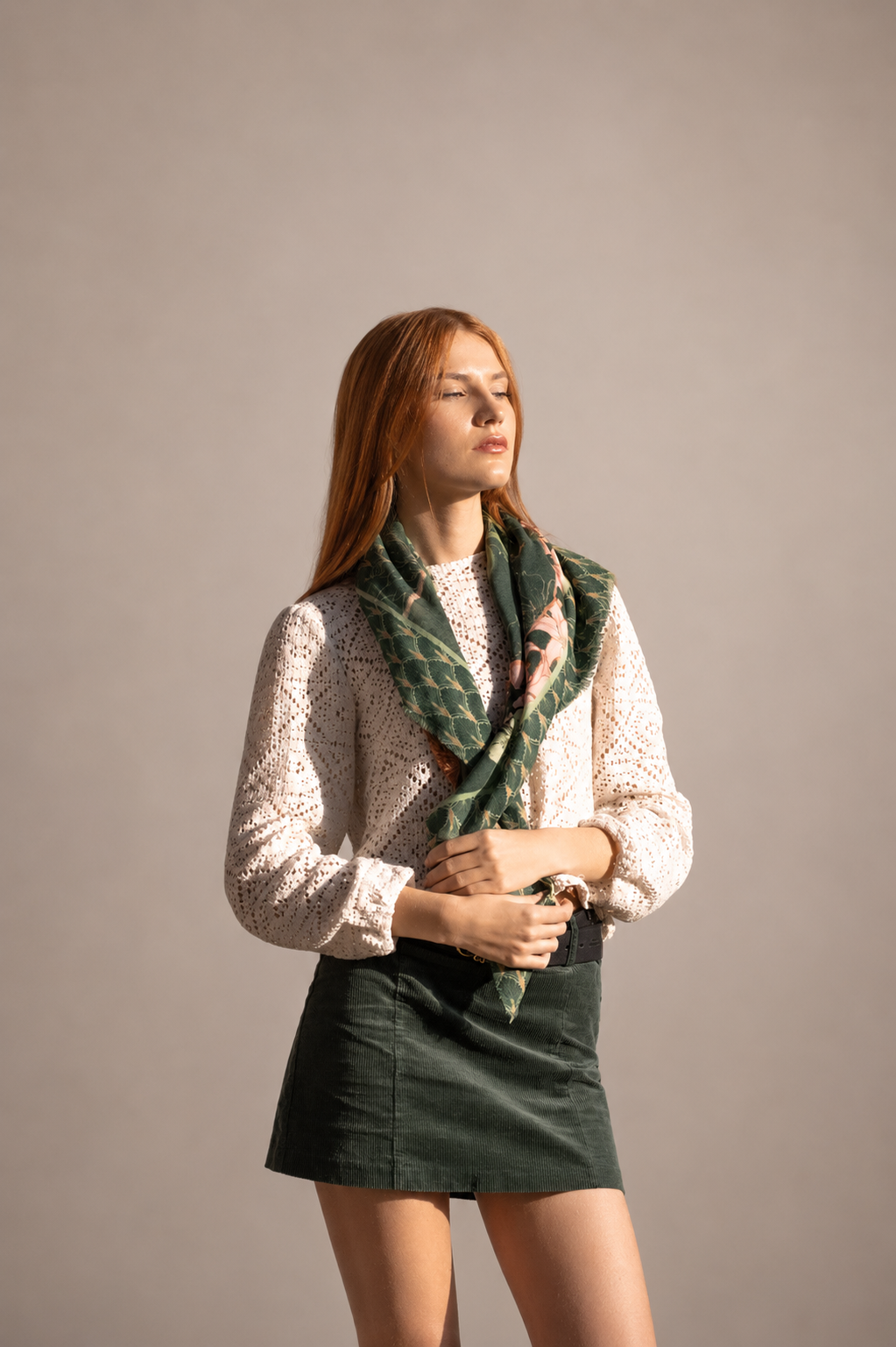 Foulard carré 90x90cm en cachemire imprimé LYS ÉMERAUDE