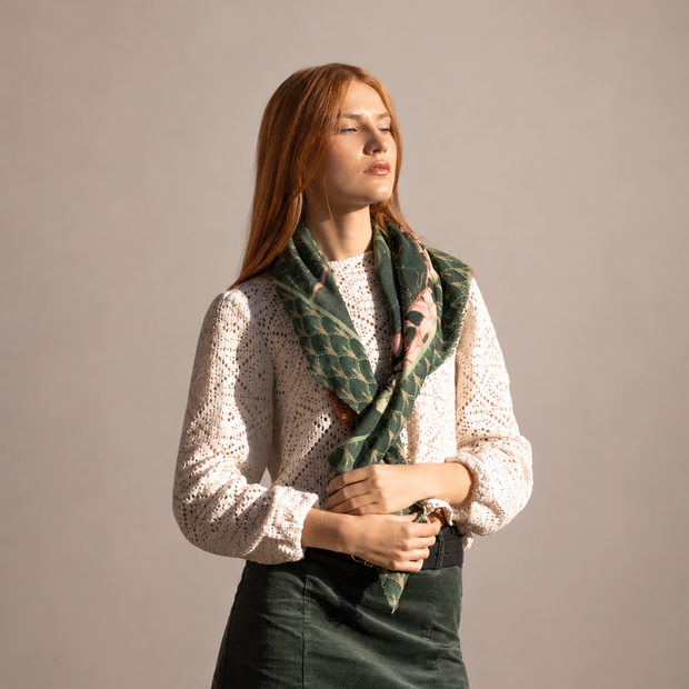 Foulard carré 90x90cm en cachemire imprimé LYS ÉMERAUDE