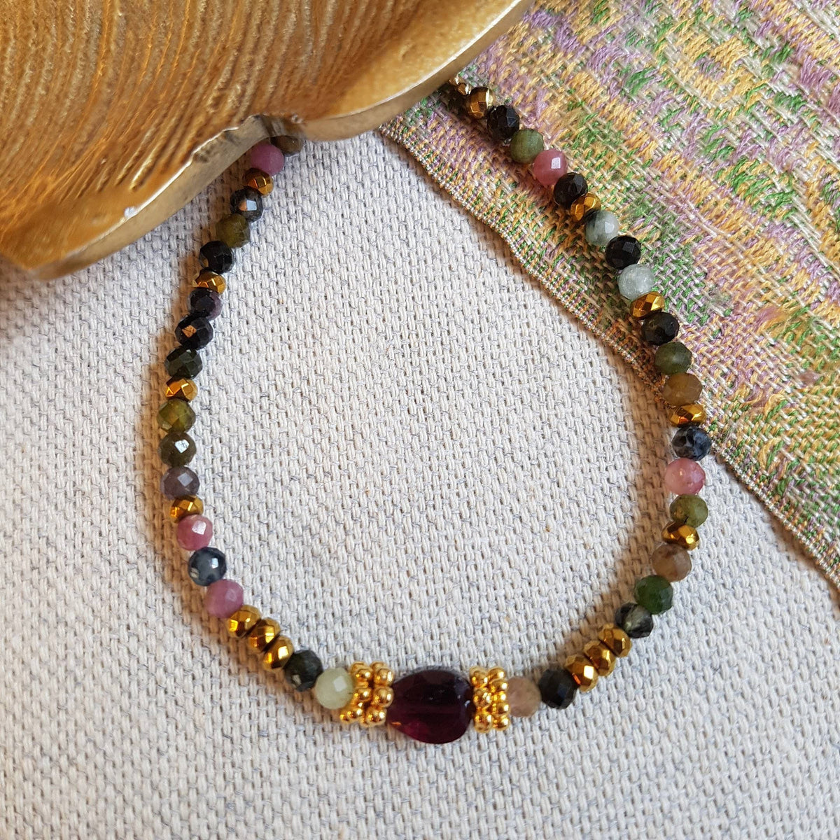 Bracelet Satya en labradorite ou tourmaline avec grenat, hématite et breloques dorées: Labradorite