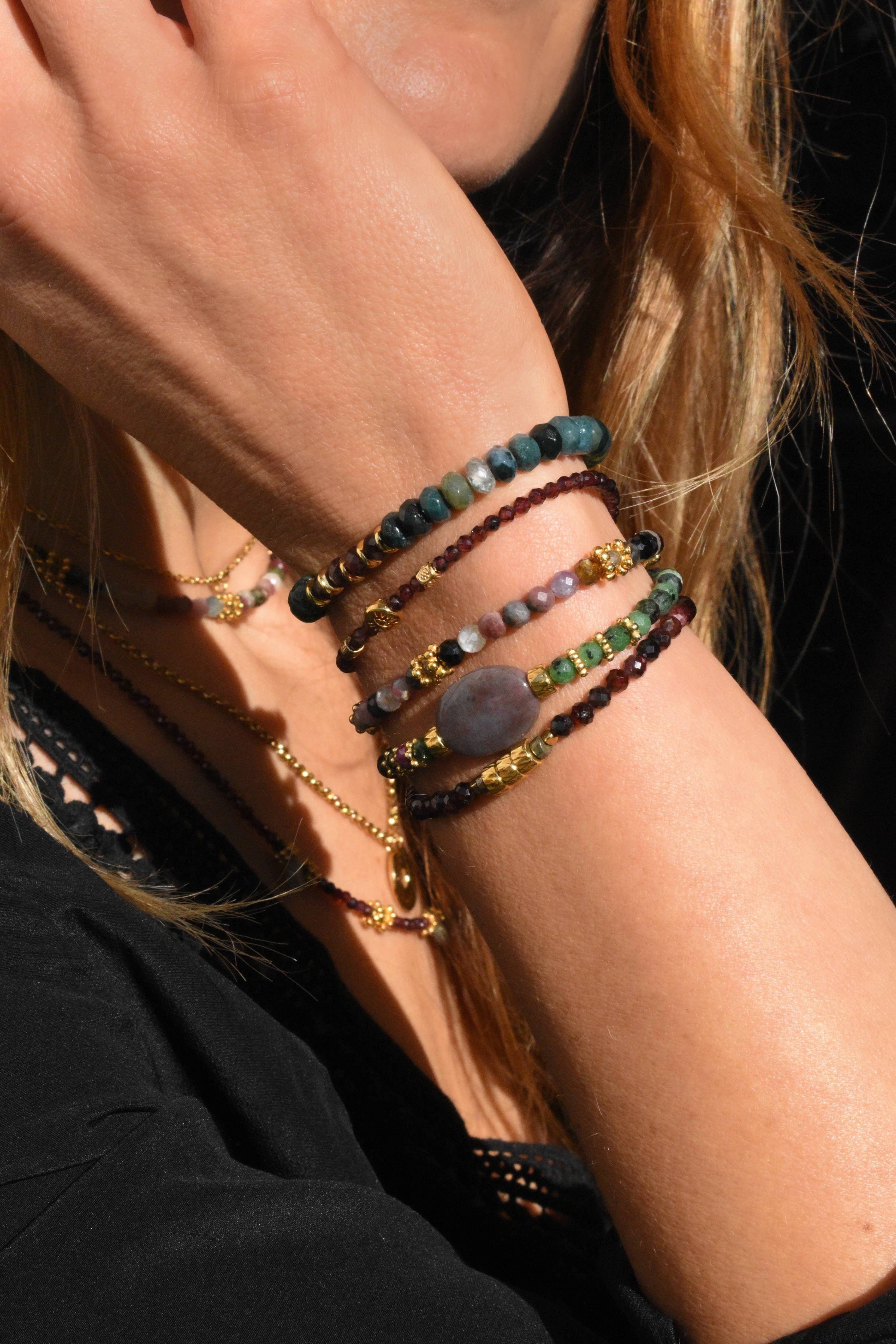 Bracelet Paola en tourmaline avec breloques labradorites dorées à l’or fin