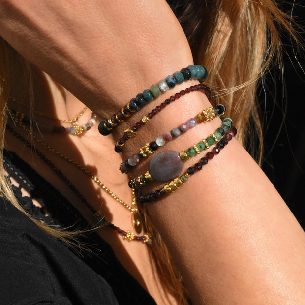 Bracelet Paola en tourmaline avec breloques labradorites dorées à l’or fin