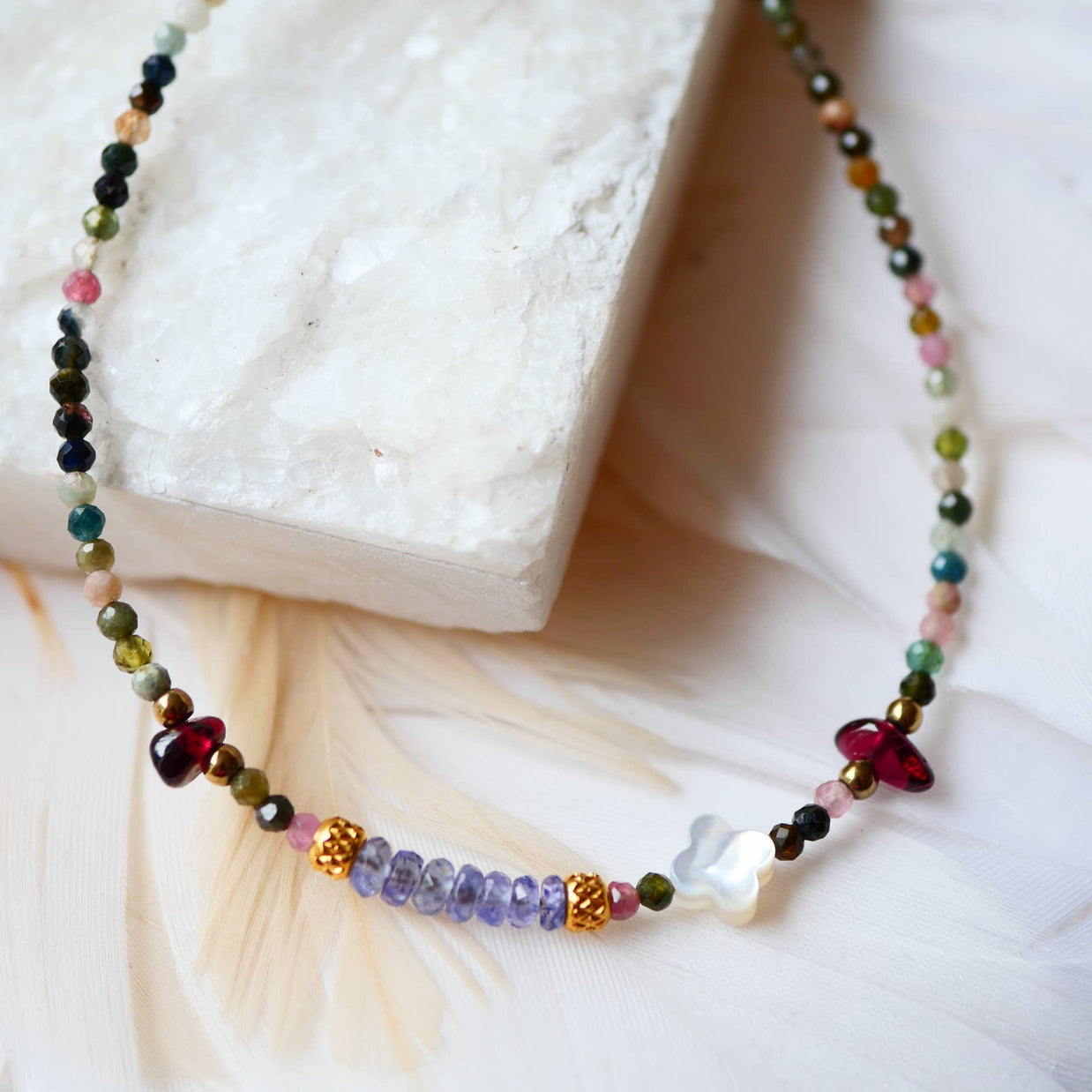 Bracelet ADVITIYA en acier inoxydable avec tourmaline, grenat, hématite, nacre et tanzanite