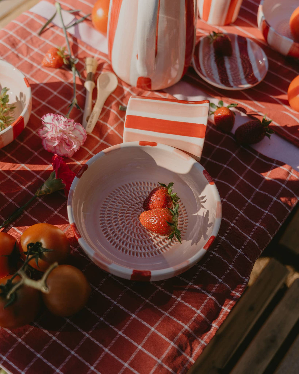 Assiette râpe-ail en céramique - rose moyen et rouge - Sweetheart