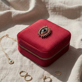 Velvet Amulet – Boîte à bijoux rouge avec broche amovible