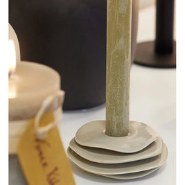 Porte-bougie en lys avec finition brillante, sable