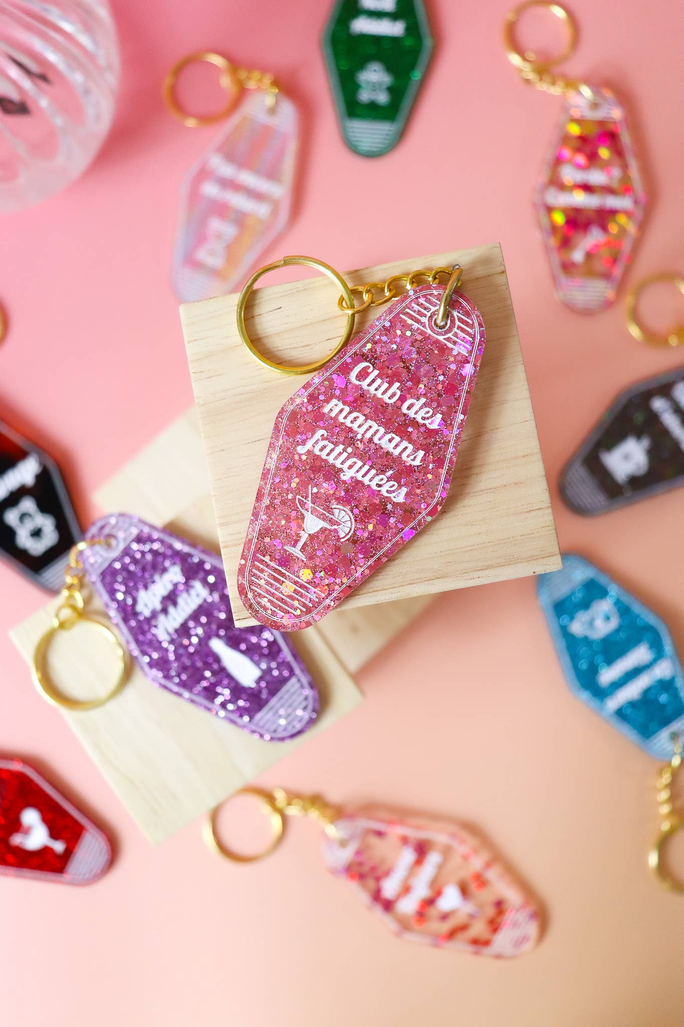 Porte clés Club des mamans fatiguées: Paillettes joie rouge