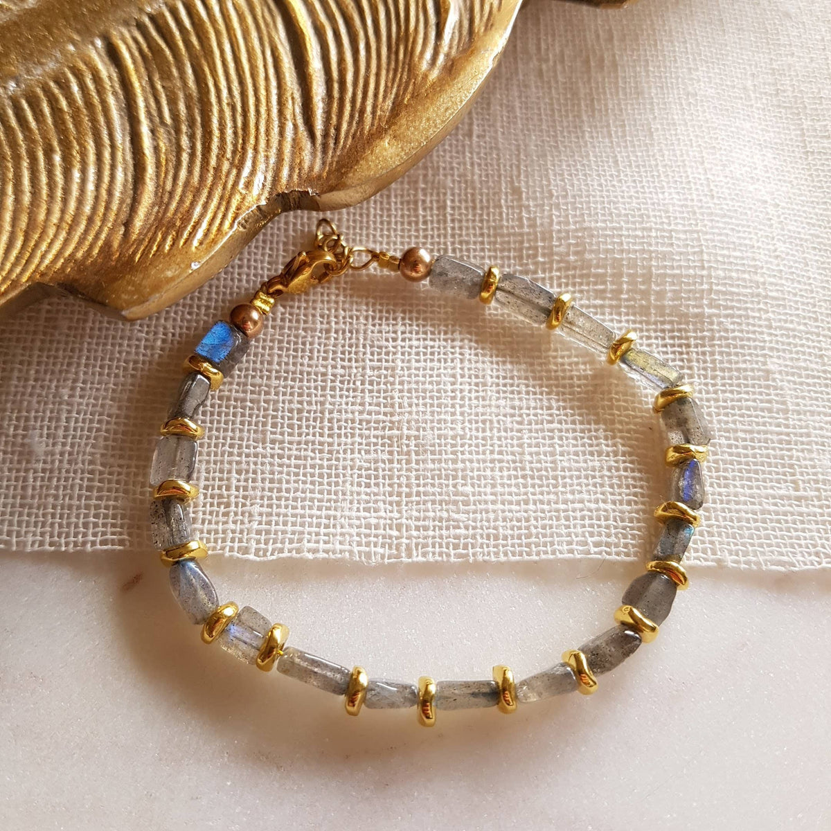 Bracelet en acier inoxydable avec labradorites et breloques dorées - Maelis