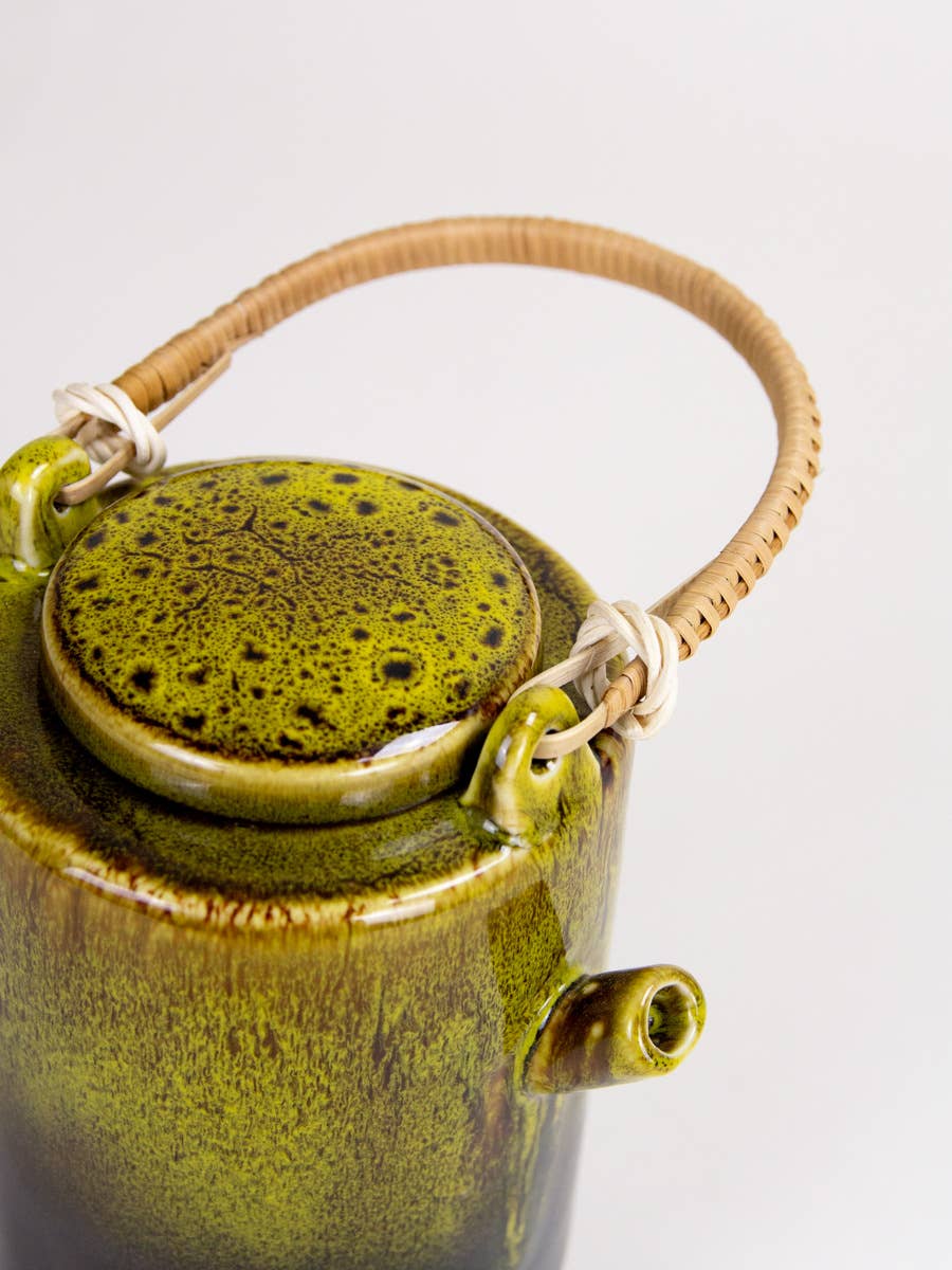 Théière Cendre de paille avec manche en rotin