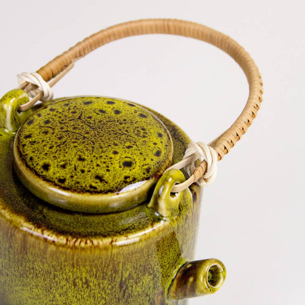 Théière Cendre de paille avec manche en rotin