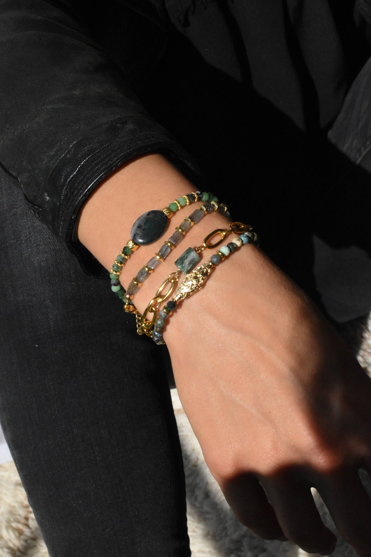 Bracelet en acier inoxydable avec labradorites et breloques dorées - Maelis