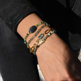 Bracelet en acier inoxydable avec labradorites et breloques dorées - Maelis