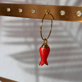 Mix and Match – Boucles d'oreilles simples avec pendentif: Poisson rouge - liberté