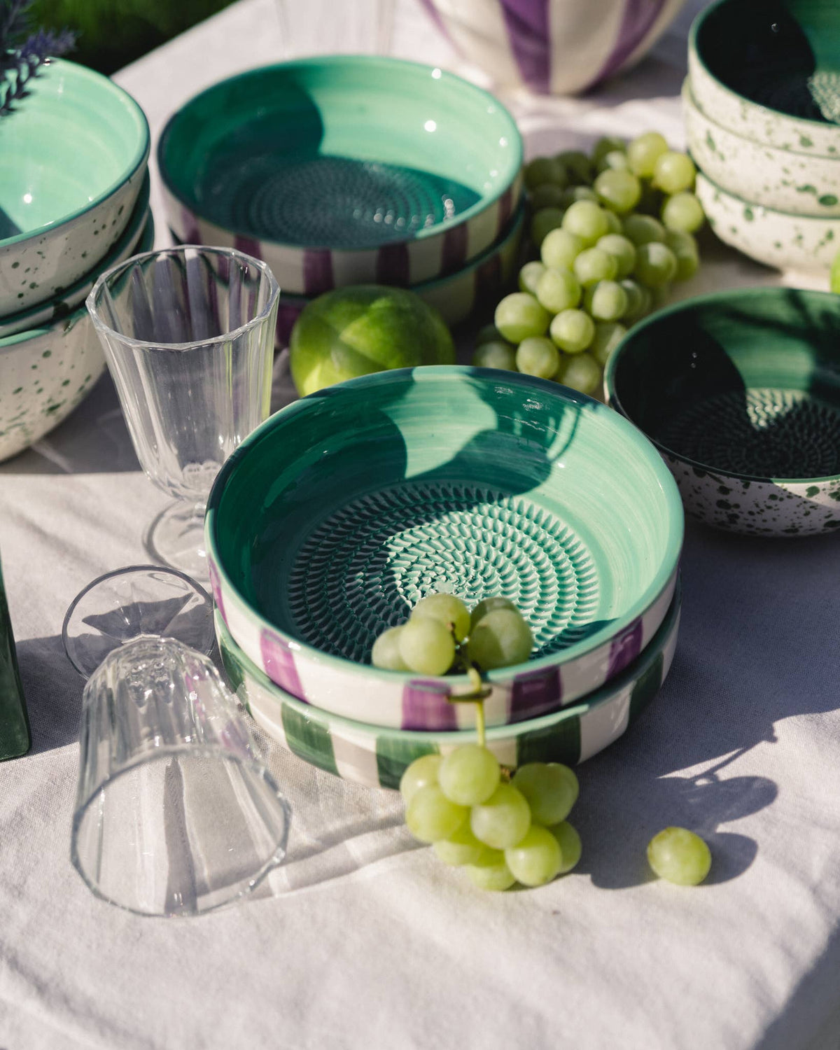 Grande assiette râpeuse en céramique artisanale - Esmeralda: CON PACKAGING