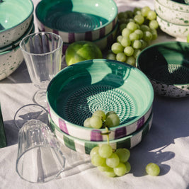 Grande assiette râpeuse en céramique artisanale - Esmeralda: CON PACKAGING