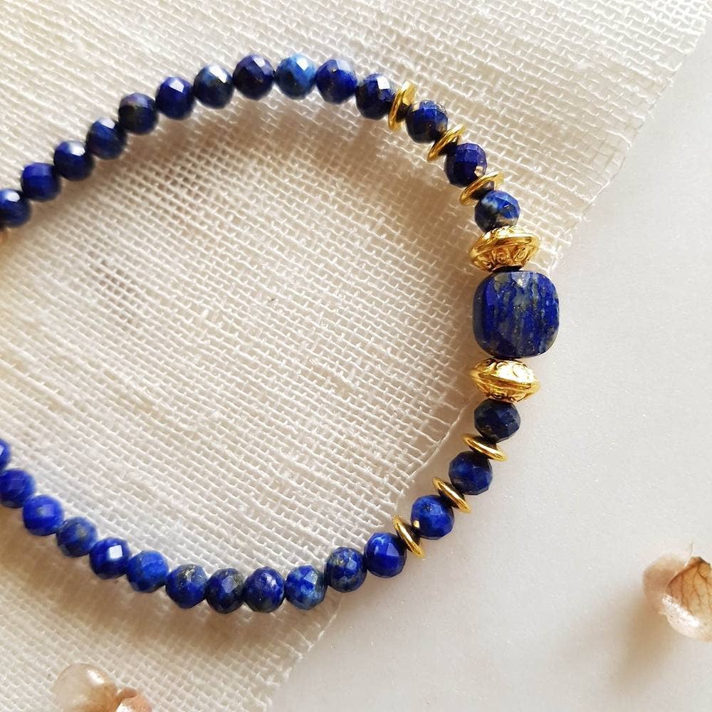Bracelet Chips en lapis-lazuli avec breloques en or
