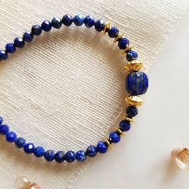 Bracelet Chips en lapis-lazuli avec breloques en or