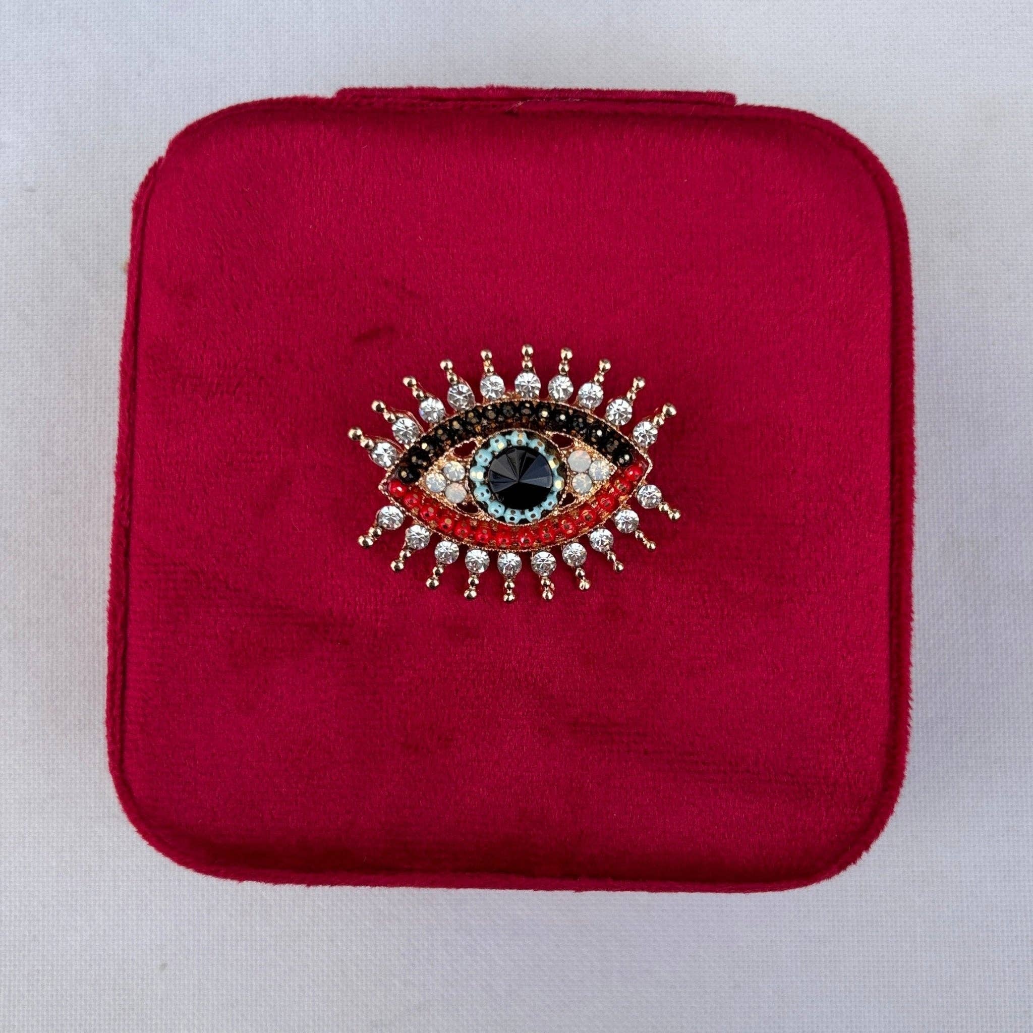 Velvet Amulet – Boîte à bijoux rouge avec broche amovible