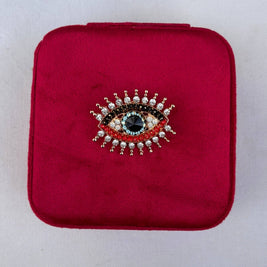 Velvet Amulet – Boîte à bijoux rouge avec broche amovible