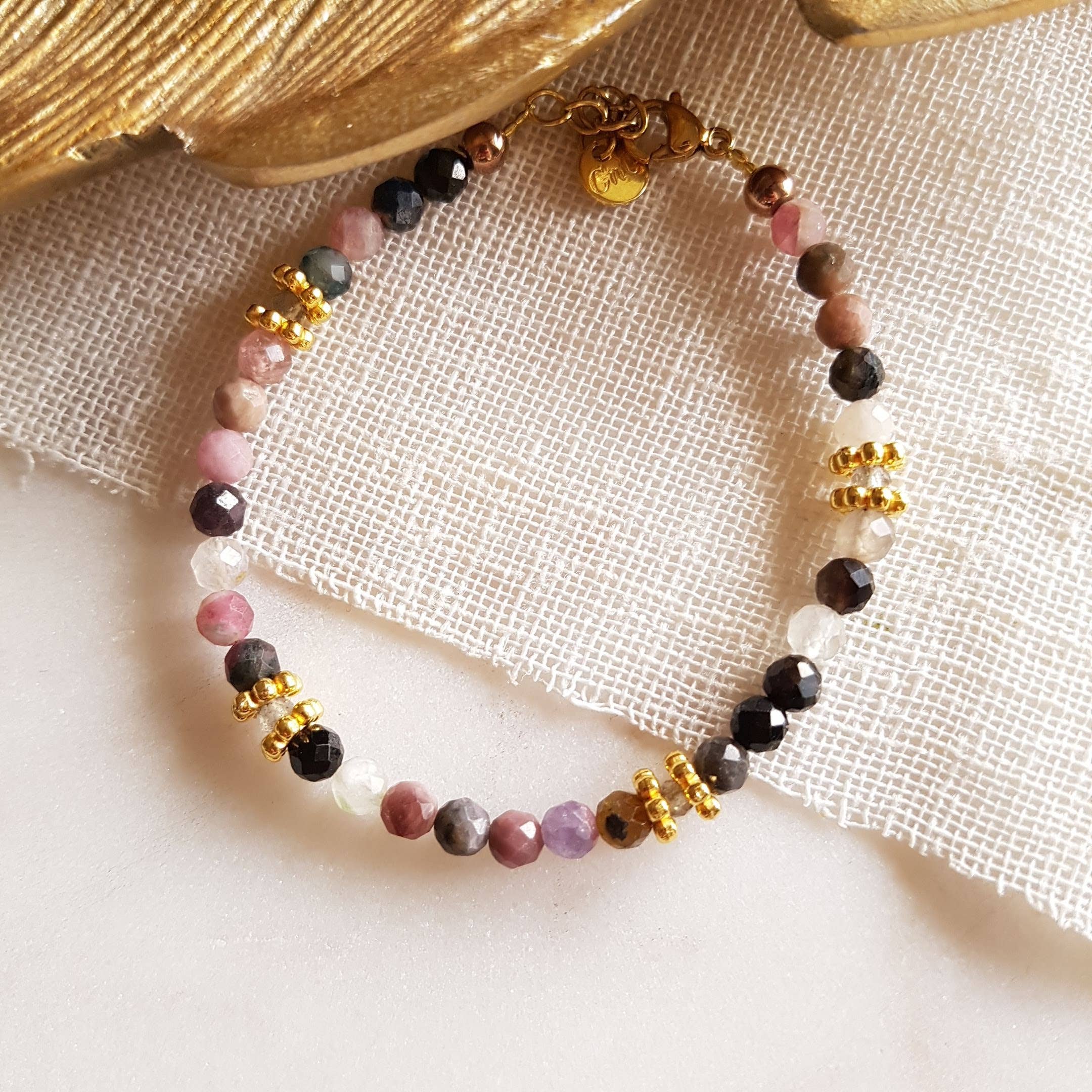 Bracelet Paola en tourmaline avec breloques labradorites dorées à l’or fin