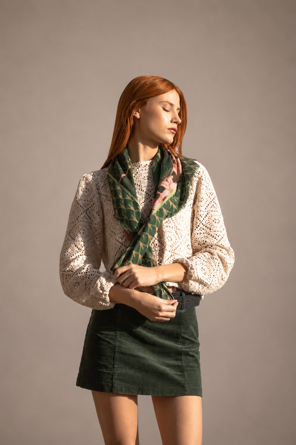 Foulard carré 90x90cm en cachemire imprimé LYS ÉMERAUDE