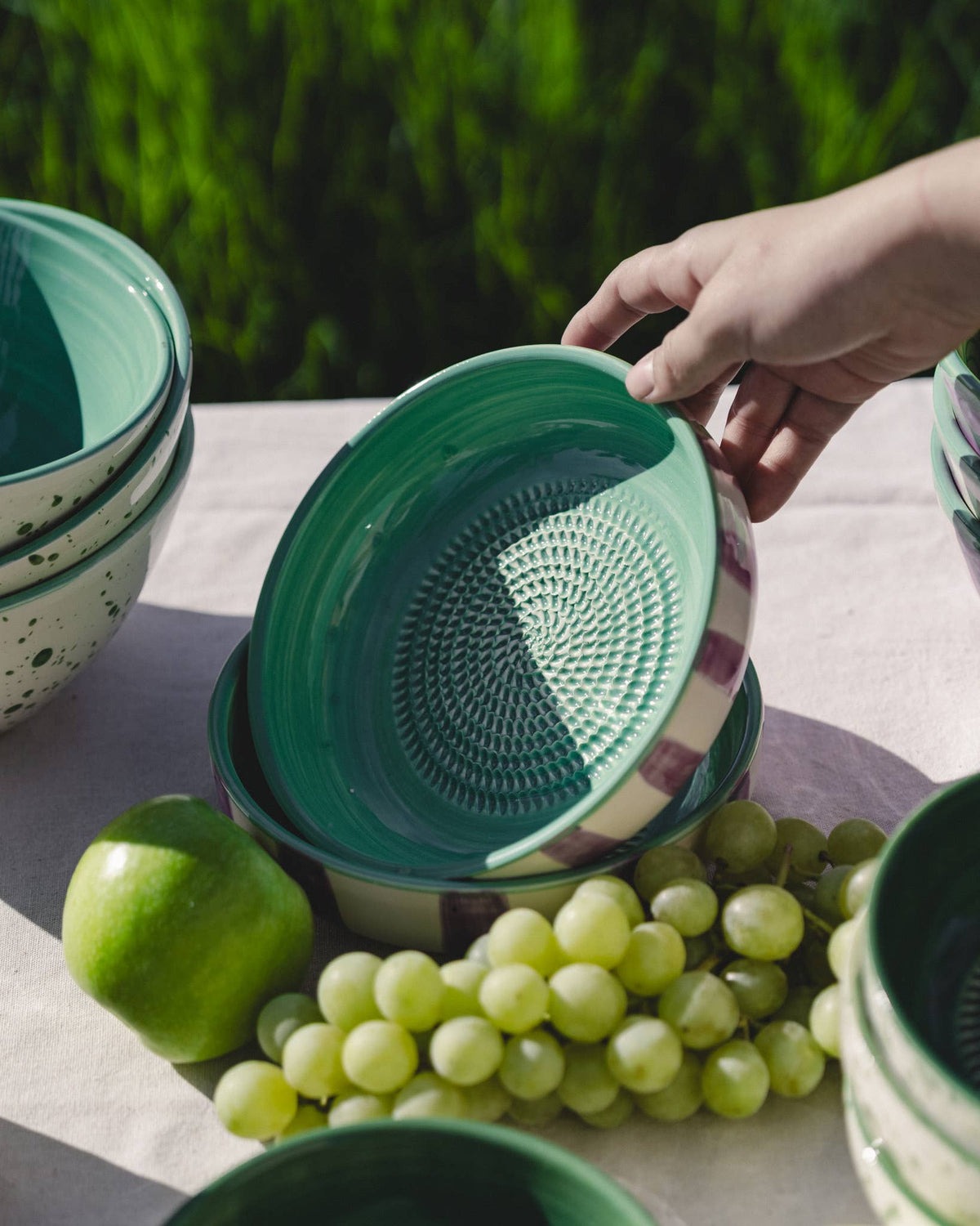 Grande assiette râpeuse en céramique artisanale - Esmeralda: CON PACKAGING