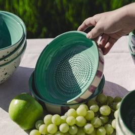 Grande assiette râpeuse en céramique artisanale - Esmeralda: CON PACKAGING